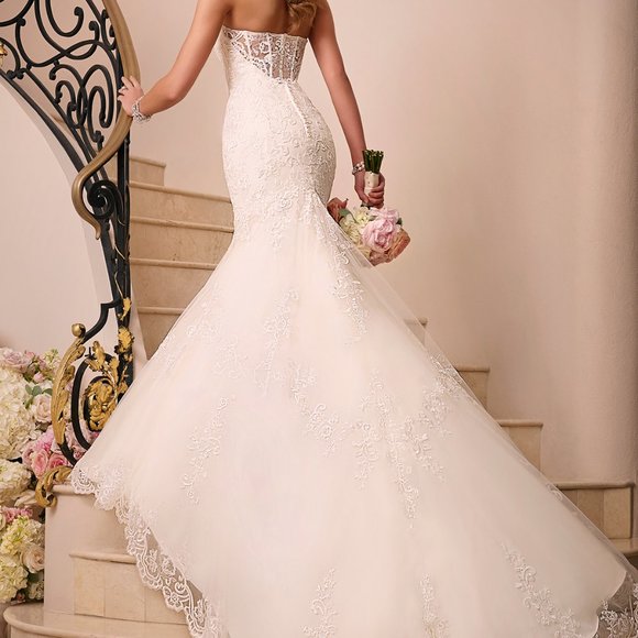 Brand new Stella York Fitted Lace Wedding Dress - Picture 3 of 4